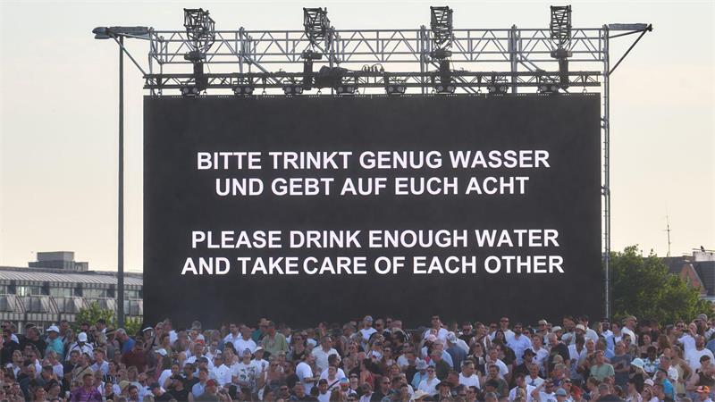 Hitze lässt Temperaturrekorde purzeln - 41,5 Grad gemessen „Bitte trinkt genug Wasser und gebt auf Euch Acht“ steht bei hochsommerlichen Temperaturen auf einer Leinwand bei einem Konzert von Techno-Star Paul Kalkbrenner auf dem Heiligengeistfeld in Hamburg.