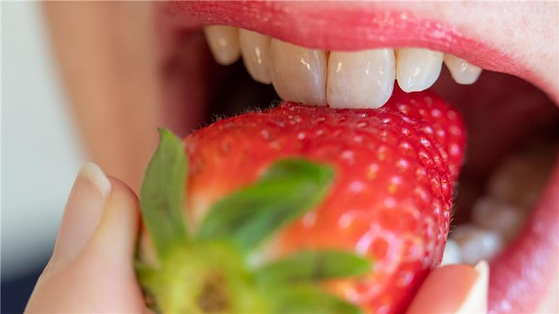 Bitte zugreifen: Wer viel Sport treibt, sollte regelmäßig Erdbeeren essen.