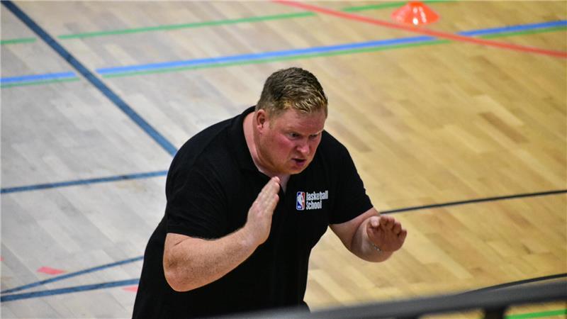 NBA-Camp in Stade: Junge Basketballer lernen von den Profis Björn Barchmann redet auf seine Spieler ein.