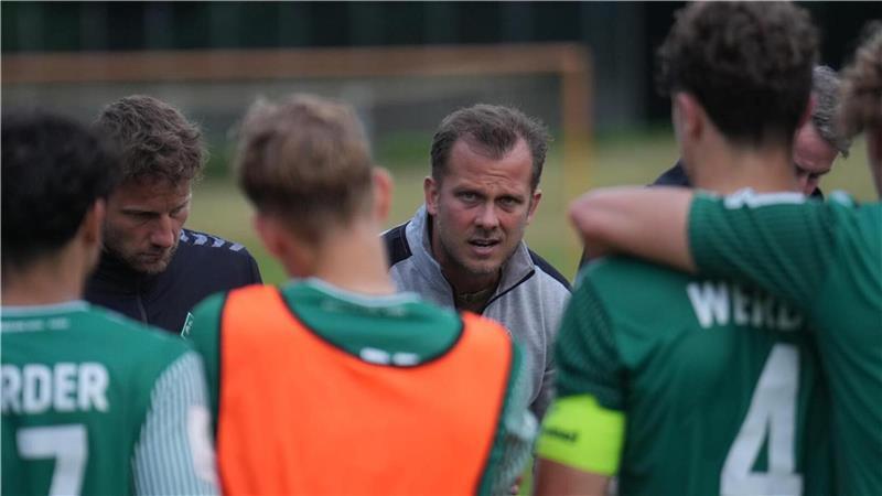 Björn Dreyer hat stets die Aufmerksamkeit seiner Spieler, wenn er im Training oder Spiel Anweisungen gibt.