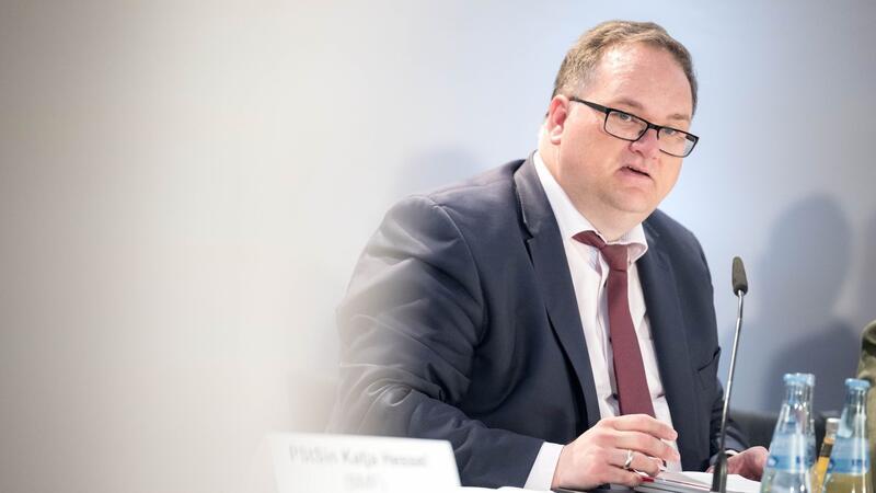 Björn Fecker (Grüne), Finanzsenator von Bremen, bei einer Pressekonferenz nach dem Treffen der Finanzministerinnen und Finanzminister der Länder.