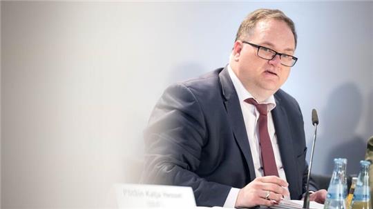 Björn Fecker (Grüne), Finanzsenator von Bremen, bei einer Pressekonferenz nach dem Treffen der Finanzministerinnen und Finanzminister der Länder.
