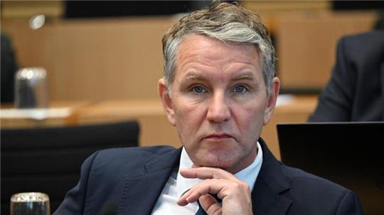 Björn Höcke soll im Dezember in Gera bei einer Versammlung den Spruch „Alles für Deutschland“ verwendet haben, die verbotene Losung der Sturmabteilung (SA), der paramilitärischen Kampforganisation der NSDAP.
