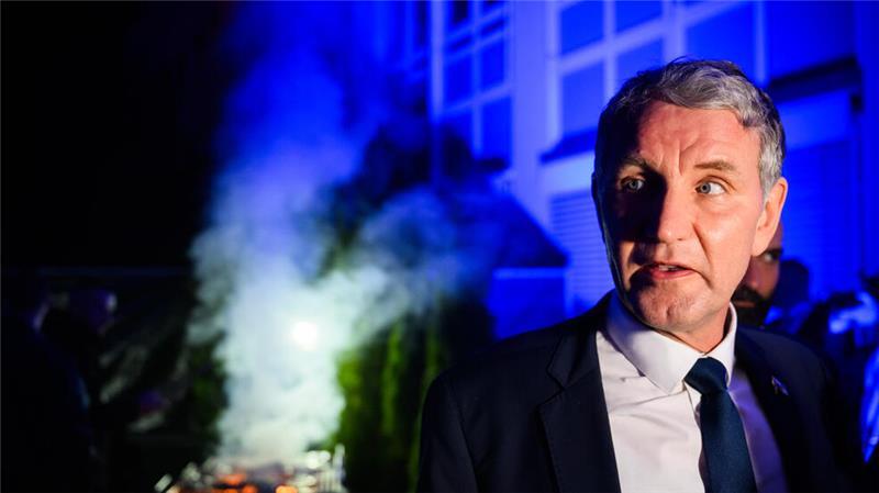 Björn Höcke vor qualmenden Grill bei der AfD-Wahlparty am Sonntag.
