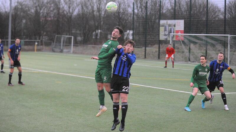 Björn Jarmer (links), hier gegen den Stader Jannik Holthusen, erzielte das 1:0 für den TSV Elstorf.
