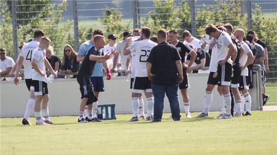 Björn Stobbe gibt während der Trinkpause Anweisungen. Mit der Saison-Leistung seiner Mannschaft ist er zufrieden.