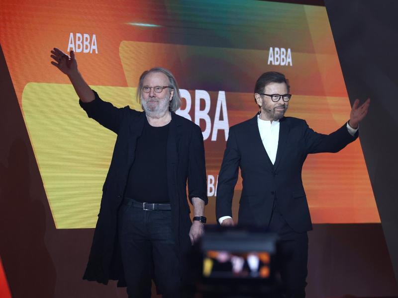 Bond, Abba und Wellerman: Das sind die Bestseller 2021 Björn Ulvaeus (r) und Benny Andersson von Abba zu Gast in der Jubiläumsshow von «Wetten, dass..?». Foto: Daniel Karmann/dpa