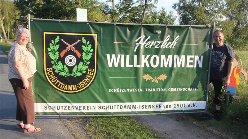 Das kleine Dorf Schüttdamm-Isensee erwartet mehr als 600 Teilnehmer Björn Zühlke, Präsident des Schützenvereins Schüttdamm-Isensee, und seine Frau Heidi von Bremen-Zühlke freuen sich auf das Jubiläumsschützenfest am Wochenende.