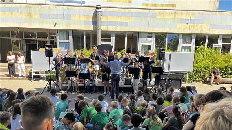 So kämpft das Buxtehuder Gymnasium Süd für guten Unterricht Bläserklasse und Schul-Bigband traten bei der feierlichen Enthüllung des Leitbilds auf.