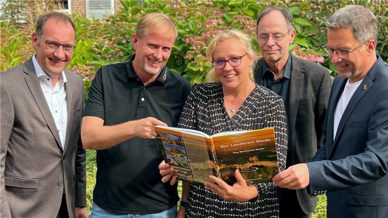 Starke Fotos, knackige Texte - ein Buch für den gesamten Landkreis Blättern im neuen Landkreis-Buch (von links): Kreissparkassen-Vorstand Matthias Lühmann, Fotograf Martin Elsen, Autorin Miriam Fehlbus, Verleger Uwe Schubert und Landrat Kai Seefried.