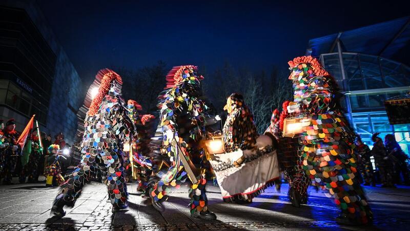 Blätzlebuebe der Konstanzer Narren tanzen am sogenannten schmutzigen Dunschtig mit ihren Laternen auf dem Augustinerplatz. Seit den frühen Morgenstunden wecken hunderte Narren die Konstanzer Bevölkerung mit Musik, Glocken und Rätschen. Höhepunkt ist der Laternentanz.
