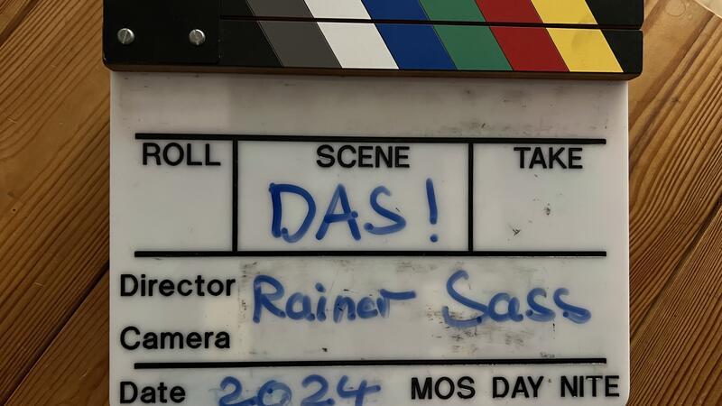 TV-Koch Rainer Sass gibt den Löffel ab: So lief sein letzter NDR-Dreh Blau auf weiß: Die letzte Klappe für Rainer Sass.