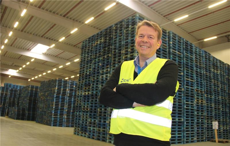 Blaue Euro-Paletten, gecheckt, repariert und bereit für den nächsten Einsatz, stapeln sich in der Chep-Halle in Rade bis zur Decke. Chep- Regionalbetreuer Markus Menne kontrolliert, dass hier alles nach den Qualitätsstandards des Unternehme