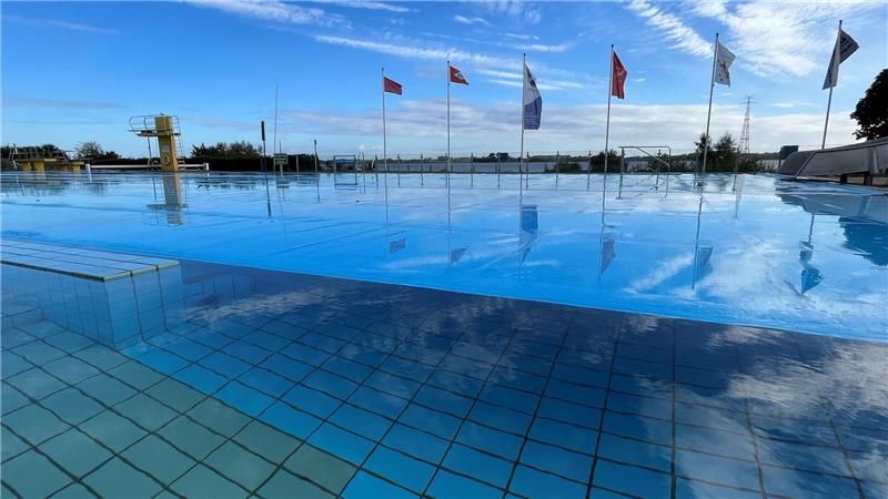 Blaue Lagune: Blick auf das Freibad und die Elbe in Twielenfleth.