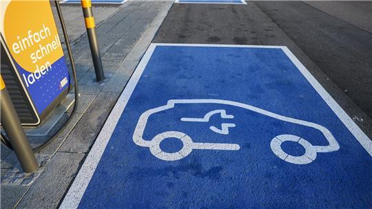 Blaue Parkflächen sind vor Ladesäulen für Elektroautos des Betreibers EnBW am Flughafen Leipzig/Halle markiert.