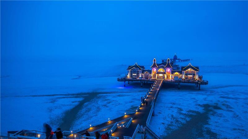 Blaue Stunde auf Eis - Seebrücke auf Rügen