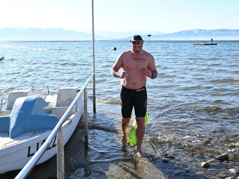 Extremschwimmer Bieber bricht Eismeilen-Rekord Blauer Himmel, aber eiskaltes Wasser: Der Extremschwimmer Paul Bieber hat sich am Sonntag dennoch ins Wasser gewagt. Foto: Felix Kästle/dpa