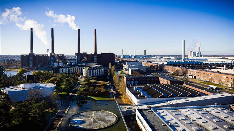 Blauer Himmel über dem VW-Werk in Wolfsburg – doch die Stimmung im Konzern bleibt wechselhaft. (Archivbild)