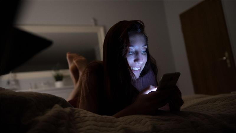 Blaues Licht unterdrückt die Bildung von Melatonin.