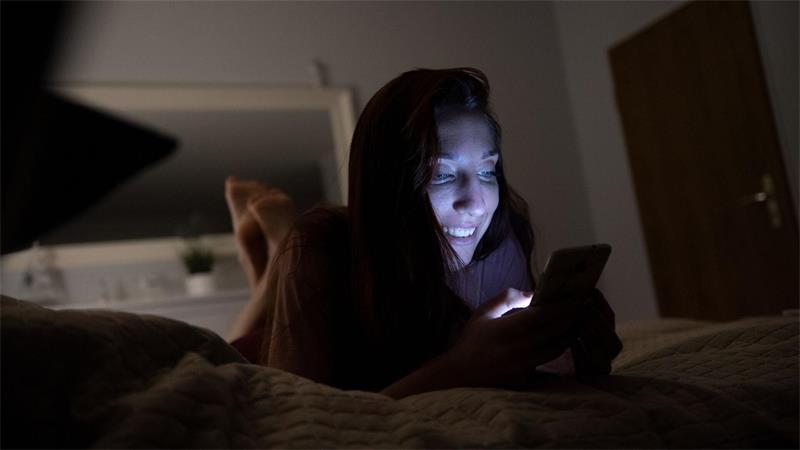 9 Tipps für einen wirklich erholsamen Schlaf Blaues Licht unterdrückt die Bildung von Melatonin.