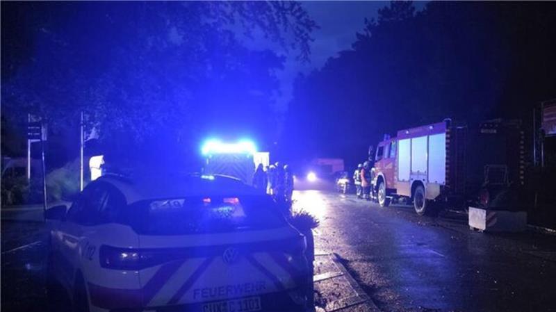 Unwetter: Hunderte Kinder von Zeltplatz am Strand in Sicherheit gebracht Blaulicht flackert in der Nacht durch Duhnen: Die Feuerwehr ist mit etwa 60 Einsatzkräften vor Ort.