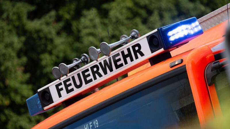 Blaulicht ist während eines Brandes auf einem Einsatzfahrzeug der Feuerwehr zu sehen.