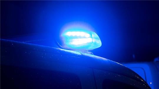 Blaulicht leuchtet auf dem Dach eines Polizeiwagens.
