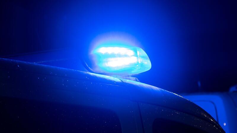 Dumm gelaufen: Autodieb sperrt Komplizen aus Versehen in Fahrzeug ein Blaulicht leuchtet auf dem Dach eines Polizeiwagens.