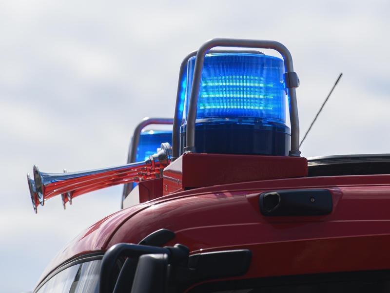 Blaulichter leuchten auf dem Dach eines Einsatzfahrzeugs der Feuerwehr. Foto: Robert Michael/dpa-Zentralbild/ZB/Symbolbild