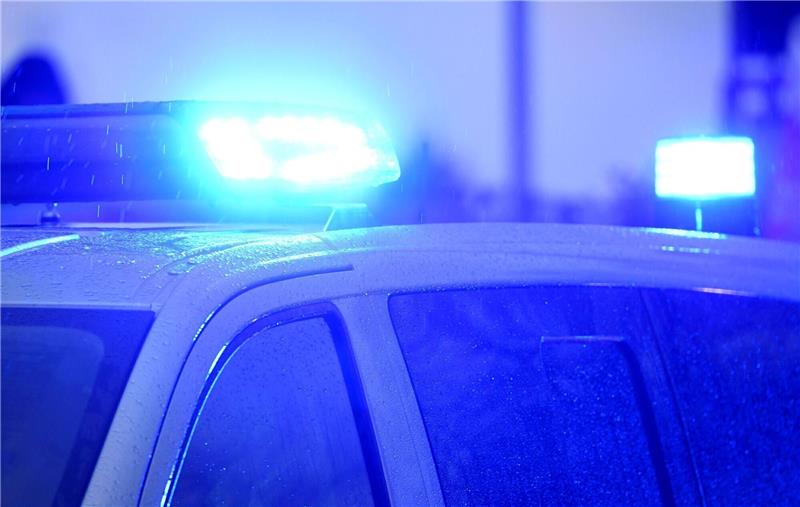 A1: Dreieck Norderelbe ist nach Sperrung wieder frei Blaulichter leuchten auf dem Dach eines Polizeifahrzeugs.