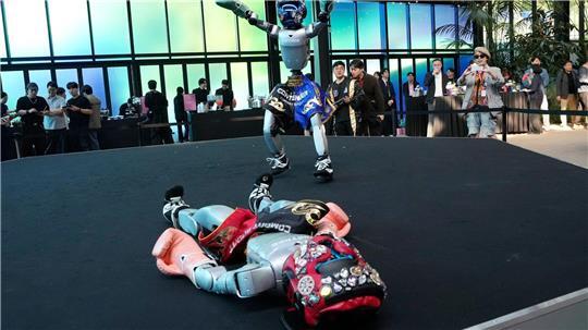 Blech-Duell: Humanoide Roboter geben eine Boxvorführung im südkoreanischen Seoul.
