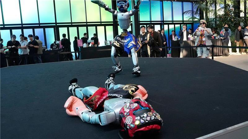 Blech-Duell: Humanoide Roboter geben eine Boxvorführung im südkoreanischen Seoul.