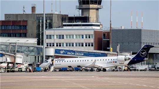 Bleiben am Donnerstag am Boden: Lufthansa-Flieger in Bremen. (Archivfoto)