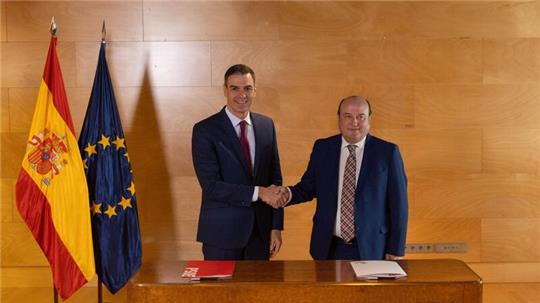 Bleibt aller Voraussicht nach Ministerpräsident: Pedro Sanchez (l.) - und Andoni Ortuzar, PNV-Präsident, im Unterhaus in Madrid.