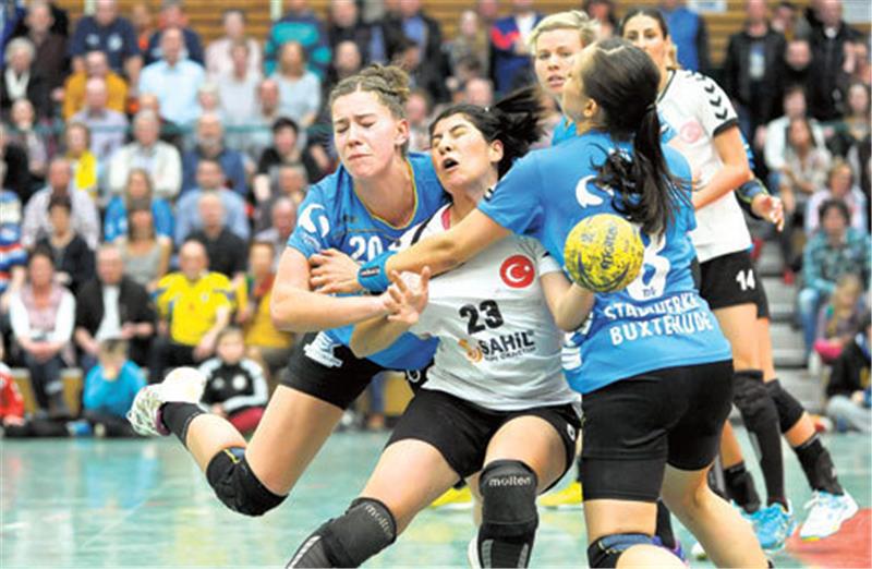Bleibt dem BSV treu: Emily Bölk (links).