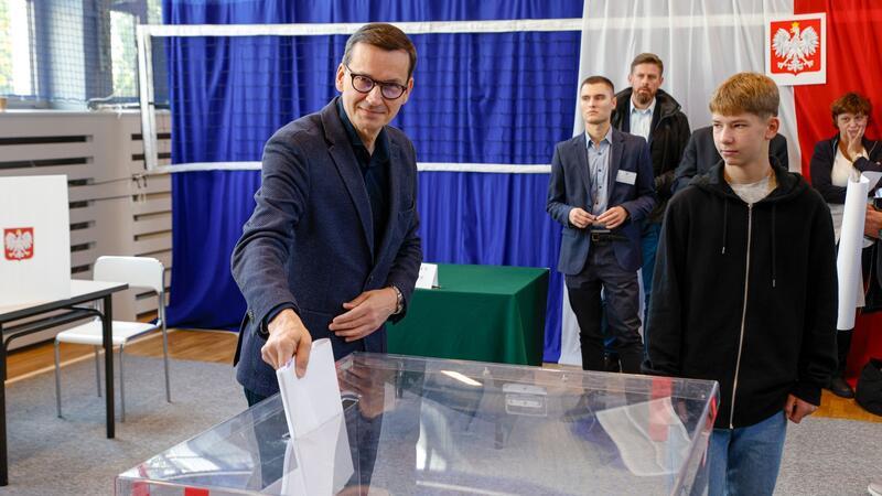 Opposition glaubt nach Polen-Wahl an Sieg - Partei PiS vorn Bleibt er im Amt? Polens Ministerpräsident Mateusz Morawiecki wählt in der Hauptstadt.