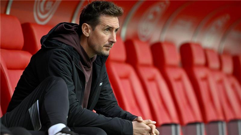 Trainer Klose atmet auf: Nürnberg gewinnt in Düsseldorf Bleibt erst einam auf der Nürnberger Trainerbank. Miroslav Klose.