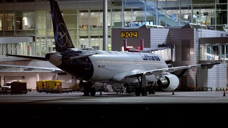 Bleibt heute am Boden: Ein Flugzeug der Lufthansa steht am Flughafen in München.