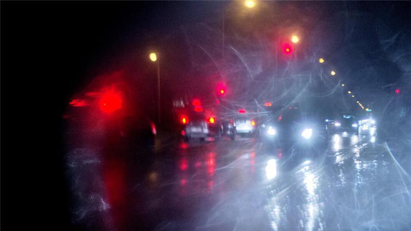 Blendungen im Straßenverkehr: Auch sie erschweren das Sehen im Dunklen.