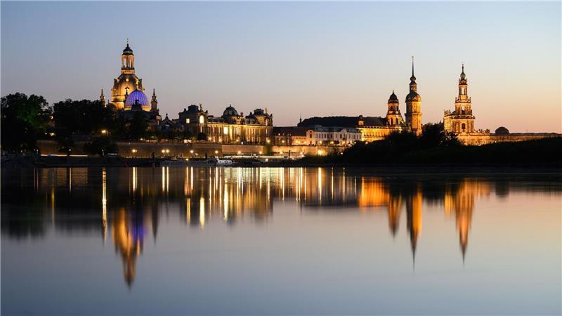 Bilder des Tages Blick am Abend auf die historische Altstadtkulisse von Dresden an der Elbe mit der Frauenkirche (l-r), der Kuppel der Kunstakedmie mit dem Engel „Fama“, dem Terrassenufer, dem Ständehaus, dem Hausmannsturm und der Hofkirche.