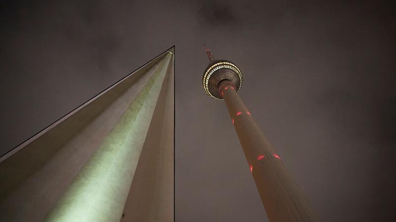 Letzte Oktobertage werden mild und mitunter nass Blick am frühen Morgen auf den Berliner Fernsehturm.