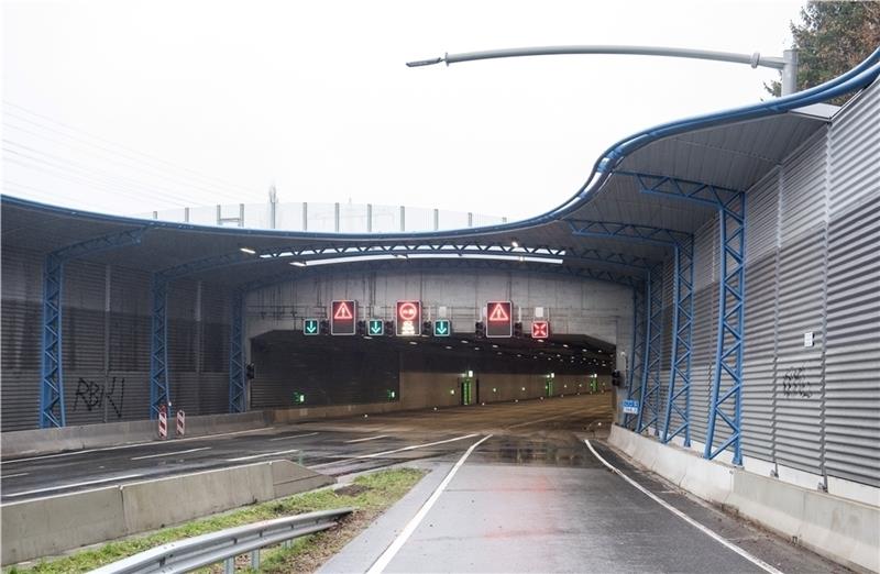 Blick an der Anschlussstelle Schnelsen-Nord auf die Zufahrt zur Autobahn A7 mit dem Lärmschutzdeckel. Foto: Bockwoldt/dpa