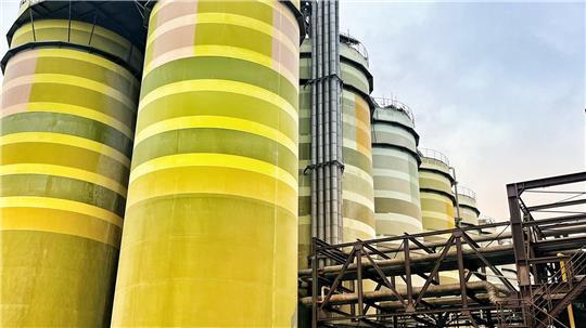 Blick auf Anlagen von AOS im Stader Chemiepark.