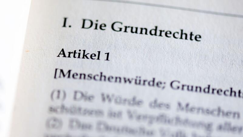 Grundgesetz wird in Hamburg als Erfolgsgeschichte gewürdigt Blick auf Artikel 1 im Grundgesetz.
