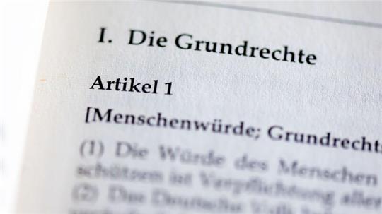 Blick auf Artikel 1 im Grundgesetz.