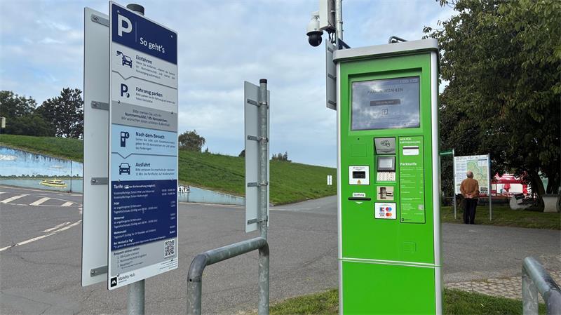Blick auf Automaten, Kameras und Beschilderung des digitalen Parkraumbewirtschaftungssystem am Lühe-Anleger in Grünendeich.