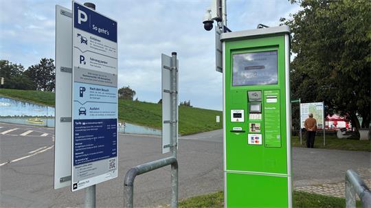 Blick auf Automaten, Kameras und Beschilderung des digitalen Parkraumbewirtschaftungssystem am Lühe-Anleger in Grünendeich.