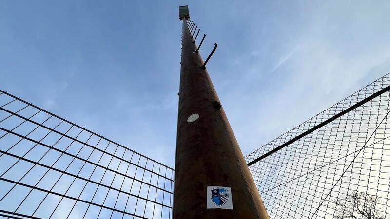 Sportplatz-Streit in Steinkirchen: Nachbar schließt Klage nicht aus Blick auf Ballfangzaun und Lichtmast am Sportplatz Striep: Ein Anwohner würde einen Lärmschutzzaun mitfinanzieren, das lehnt die Samtgemeinde Lühe allerdings ab.