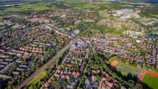 Blick auf Buxtehude: Viele Senioren wohnen in der eigenen, zu groß gewordenen Immobilie, während Wohnraum knapp ist.