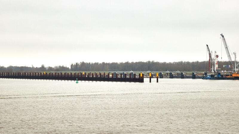 Fehlerhaftes Bauteil an Gasleitung in Stade entdeckt Blick auf Dalben (l) und den Anleger für verflüssigte Gase (AVG).